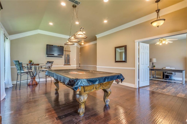 Photo 12 of 40 - 6841 Beverly Glen Dr, Fort Worth, TX 76132