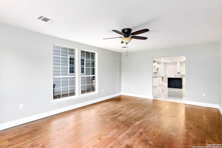 Photo 10 of 24 - 1431 W Summit Ave, San Antonio, TX 78201