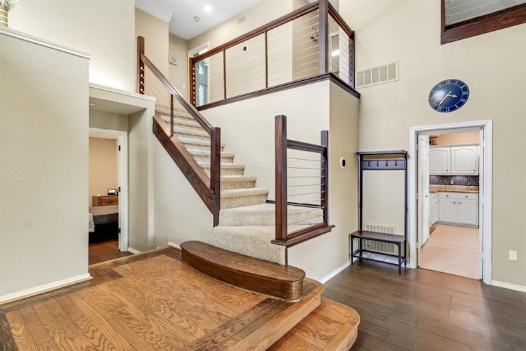 Photo 4 of 25 - 9001 Cumberland Dr, Irving, TX 75063