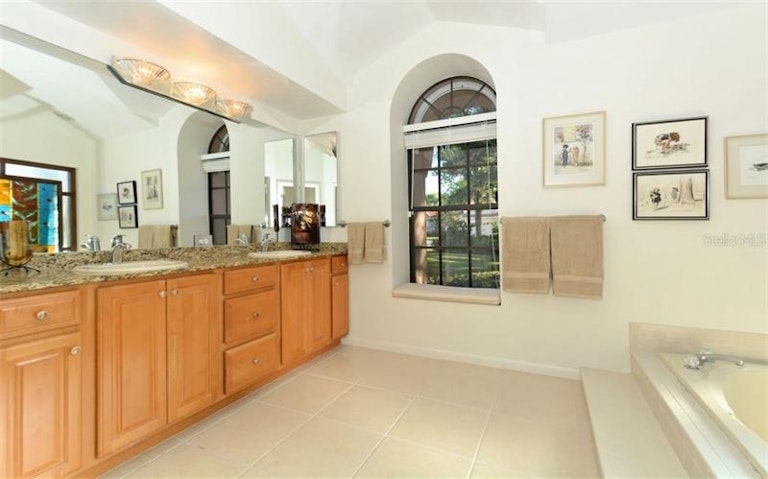 Photo 11 of 25 - 1690 Pine Harrier Cir, Sarasota, FL 34231
