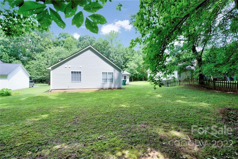 Photo 17 of 18 - 7731 Ivy Hollow Dr, Charlotte, NC 28227