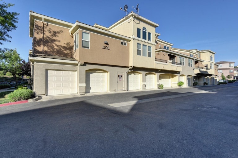 Photo 1 of 40 - 1000 Moon Cir #1026, Folsom, CA 95630