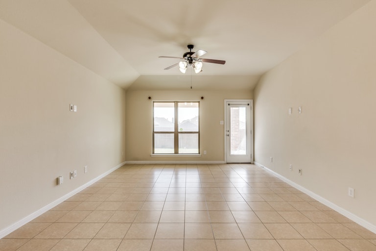 Photo 9 of 26 - 5908 Paddlefish Dr, Fort Worth, TX 76179