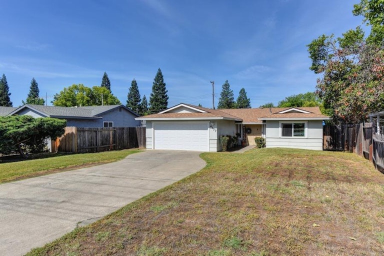 Photo 3 of 31 - 4137 California Ave, Carmichael, CA 95608