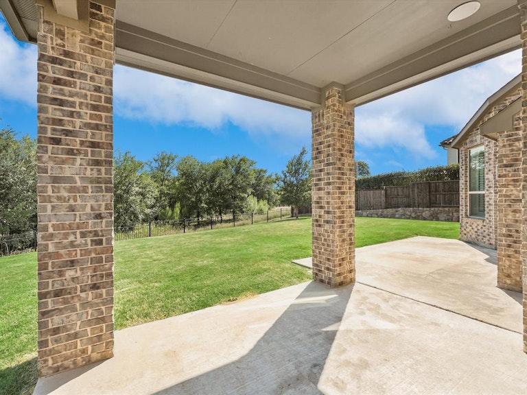 Photo 34 of 39 - 11121 Smoky Oak Ct, Argyle, TX 76226