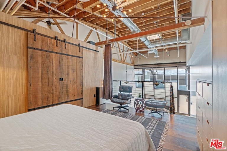 Photo 22 of 26 - 130 S Hewitt St #20, Los Angeles, CA 90012
