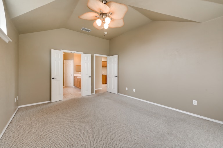 Photo 16 of 27 - 4861 Eagle Trace Dr, Fort Worth, TX 76244