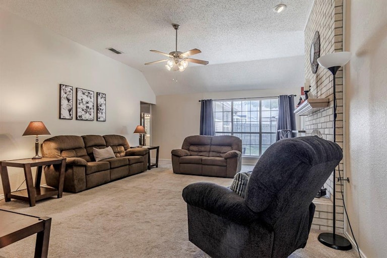 Photo 7 of 26 - 915 Felicia Ln, Arlington, TX 76017