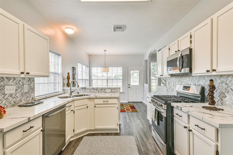 Photo 11 of 34 - 16026 Biscayne Shoals Dr, Friendswood, TX 77546