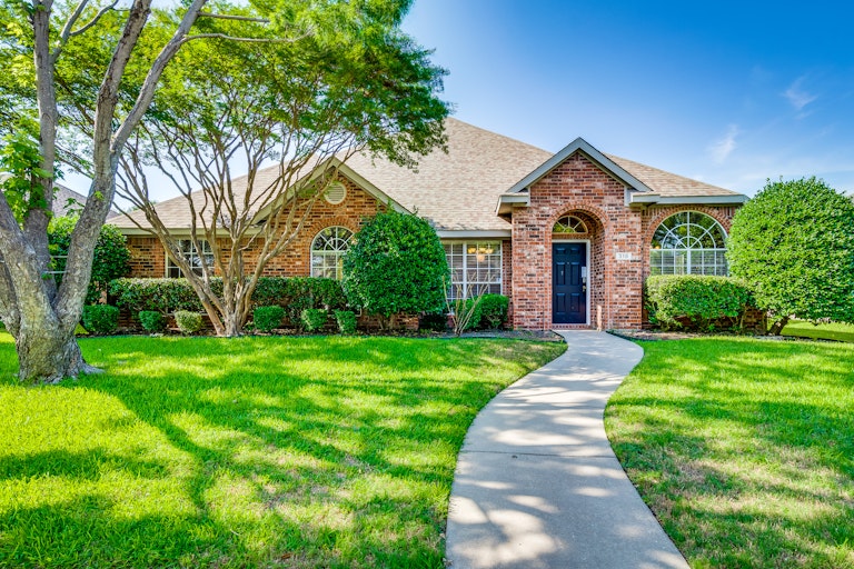 Photo 1 of 33 - 318 Droinwich Cir, Allen, TX 75002