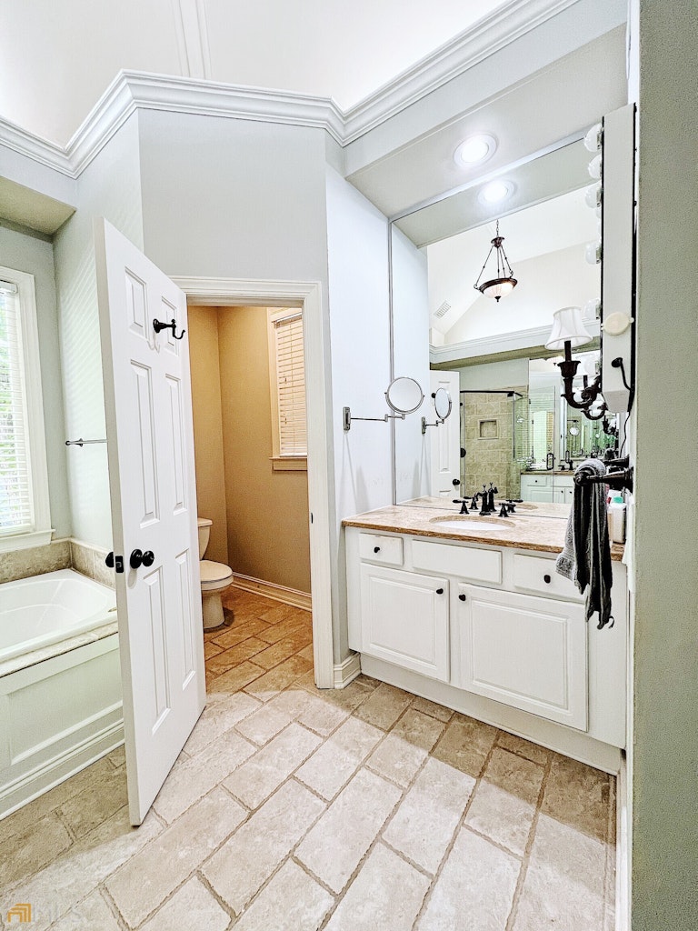 Photo 15 of 34 - 1015 York Cv, Alpharetta, GA 30004