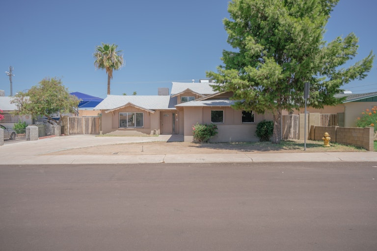 Photo 1 of 31 - 4306 W Claremont St, Glendale, AZ 85301