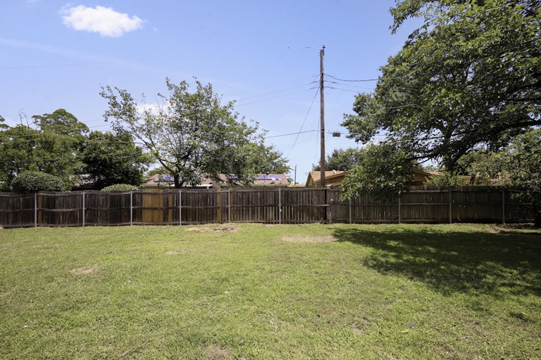 Photo 22 of 24 - 6609 Swanee Ct, Fort Worth, TX 76148