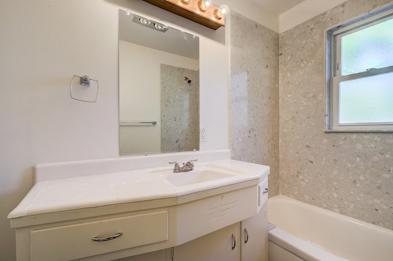 Photo 7 of 23 - 541 W D St S, Dixon, CA 95620