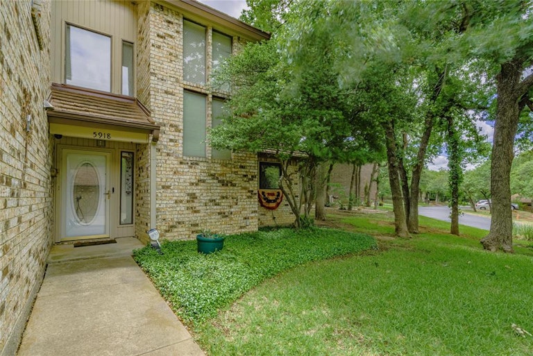 Photo 2 of 33 - 5918 Chimney Wood Cir, Fort Worth, TX 76112