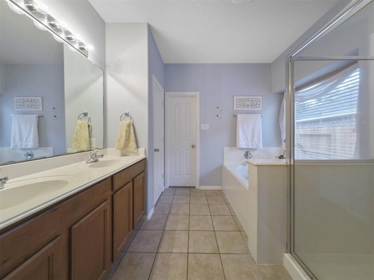 Photo 10 of 18 - 14127 Austin Hollow Ct, Houston, TX 77044