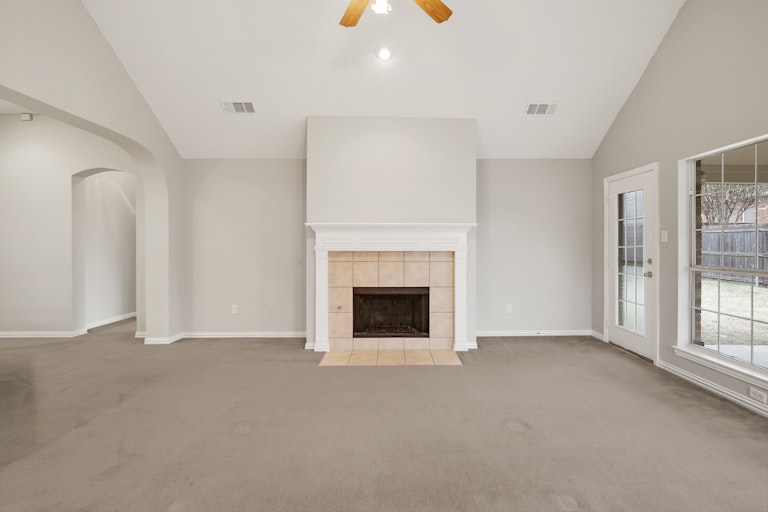 Photo 5 of 27 - 4612 Marguerite Ln, Fort Worth, TX 76123
