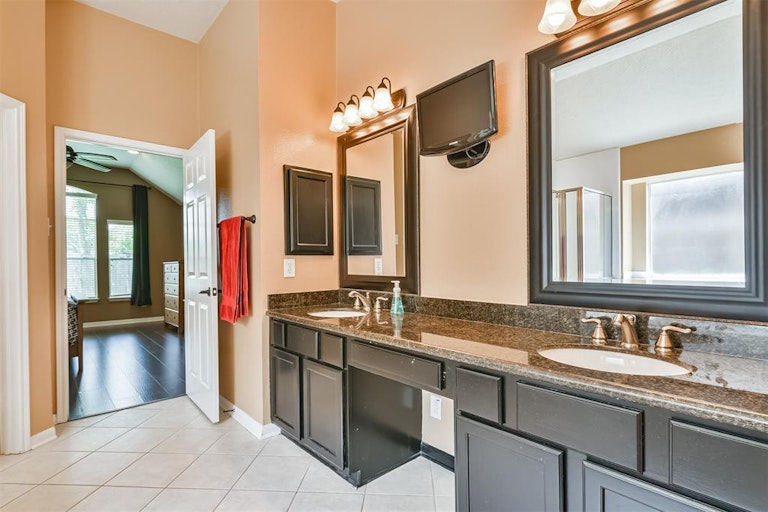 Photo 30 of 41 - 3111 Genessee Creek Ln, Friendswood, TX 77546