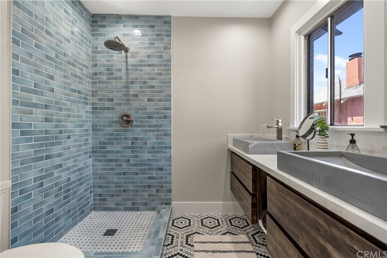 Photo 14 of 25 - 3321 W 27th St, Los Angeles, CA 90018