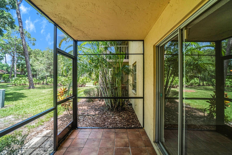 Photo 13 of 14 - 966 La Costa Cir #5, Sarasota, FL 34237
