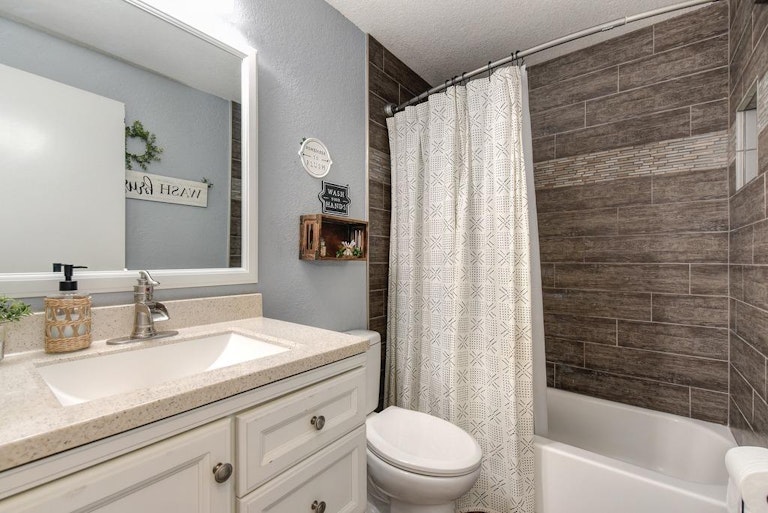 Photo 28 of 40 - 8372 Vintage Park Dr, Sacramento, CA 95828