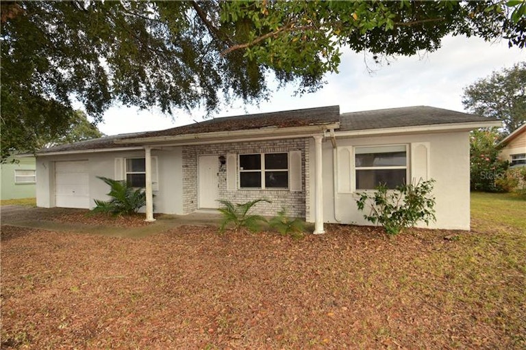 Photo 1 of 16 - 207 Lily Pad Ln, Eustis, FL 32726