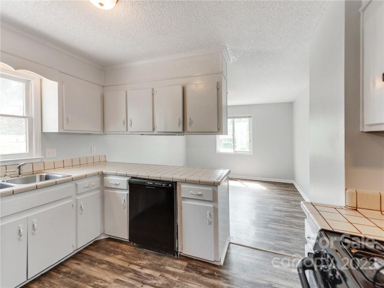 Photo 13 of 38 - 2654 Castle Hill Rd, Gastonia, NC 28052