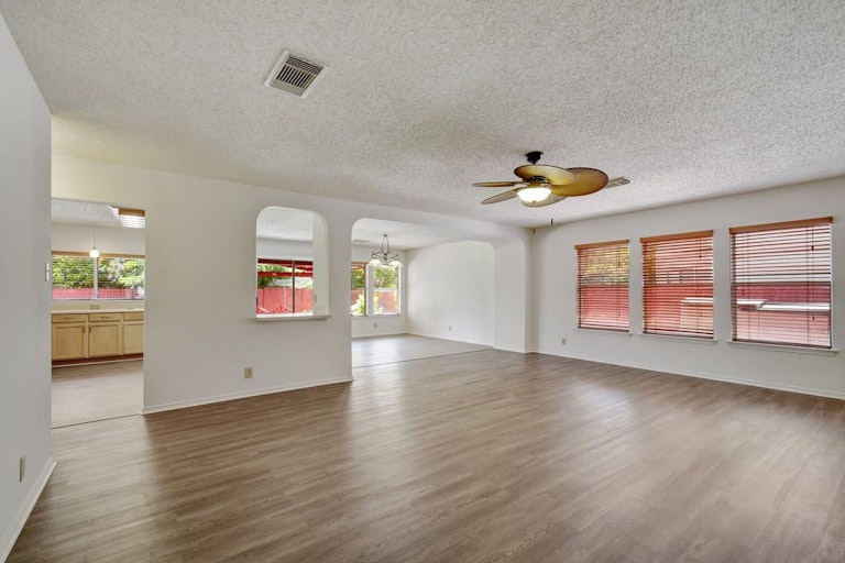 Photo 4 of 27 - 818 Willow Xing, New Braunfels, TX 78130