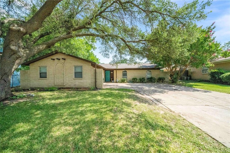 Photo 5 of 23 - 7624 Evergreen Rd, Richland Hills, TX 76118