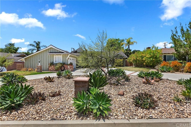 Photo 2 of 41 - 153 N Hacienda Ave, Glendora, CA 91741