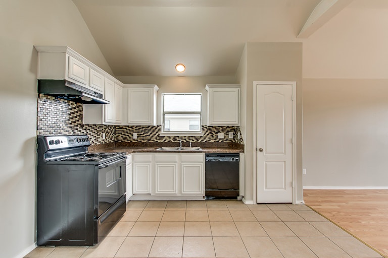 Photo 8 of 24 - 9804 Whistler Dr, Dallas, TX 75217