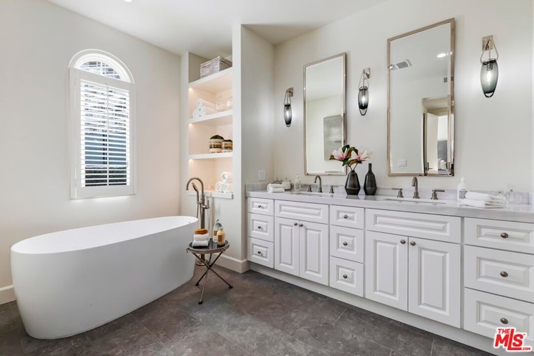 Photo 14 of 24 - 10106 Empyrean Way #201, Los Angeles, CA 90067