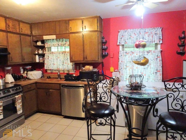 Photo 12 of 28 - 3726 Sterling Ridge Ct, Decatur, GA 30032