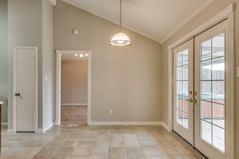 Photo 8 of 23 - 505 Country View Ln, Garland, TX 75043