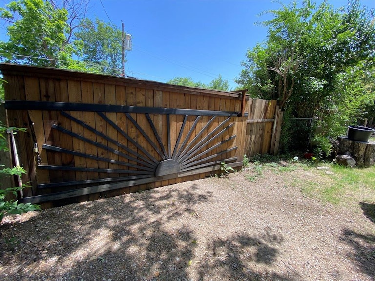 Photo 15 of 19 - 548 Elston Dr, Dallas, TX 75232