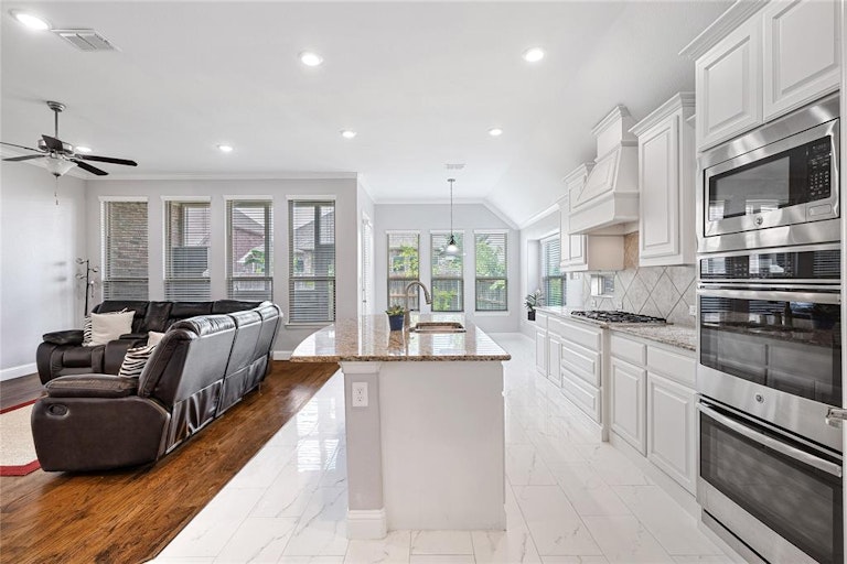 Photo 11 of 36 - 2317 Prairie Glen St, The Colony, TX 75056