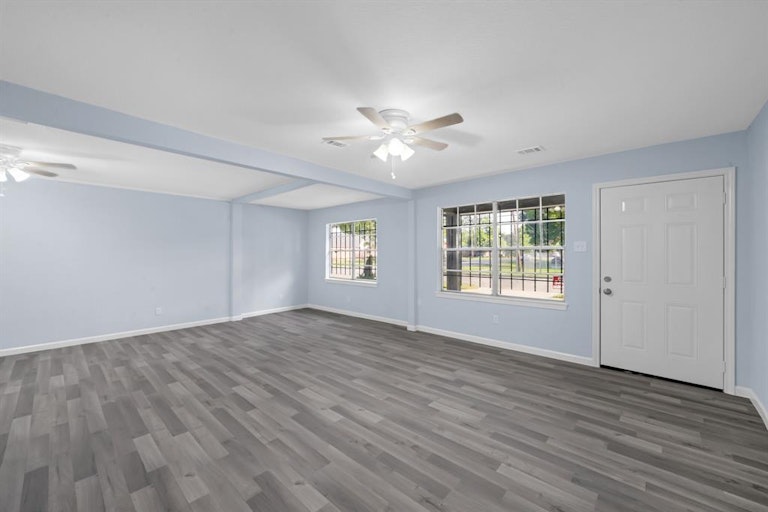 Photo 4 of 19 - 6302 Crane St, Houston, TX 77026