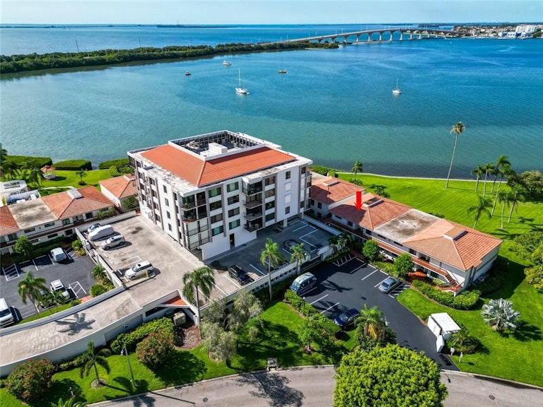 Photo 2 of 32 - 6295 Bahia Del Mar Cir #213, Saint Petersburg, FL 33715