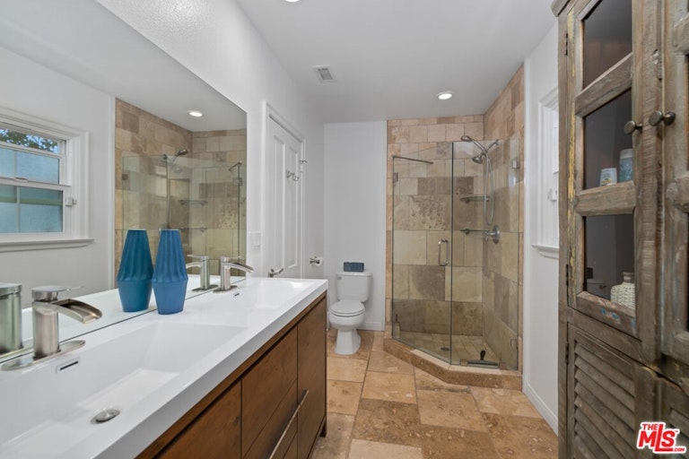 Photo 25 of 50 - 4954 Mammoth Ave, Sherman Oaks, CA 91423