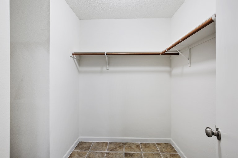 Photo 16 of 32 - 1300 Anna Lea Ln, Burleson, TX 76028