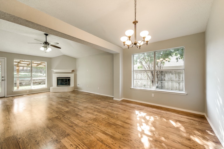 Photo 5 of 26 - 7313 Royal Oak Dr, Benbrook, TX 76126