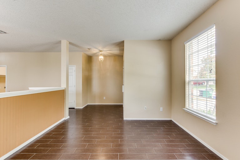 Photo 8 of 31 - 7900 Seven Oaks Ln, Denton, TX 76210