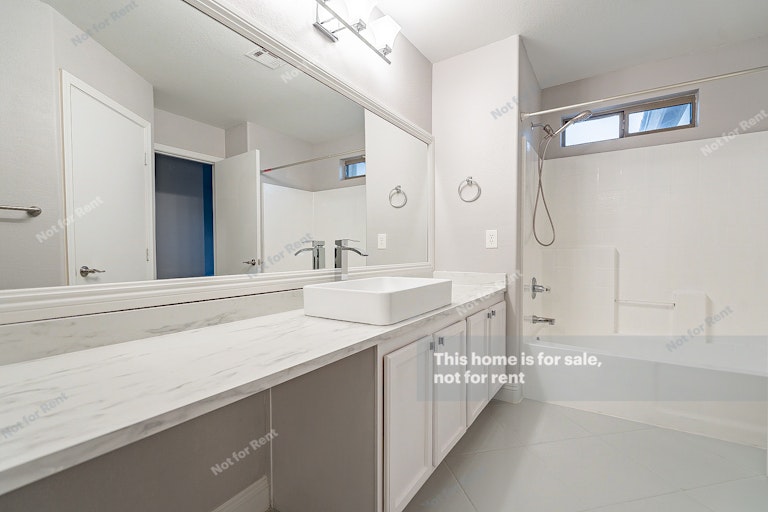 Photo 4 of 29 - 1470 S Red Rock Ct Unit A, Gilbert, AZ 85296