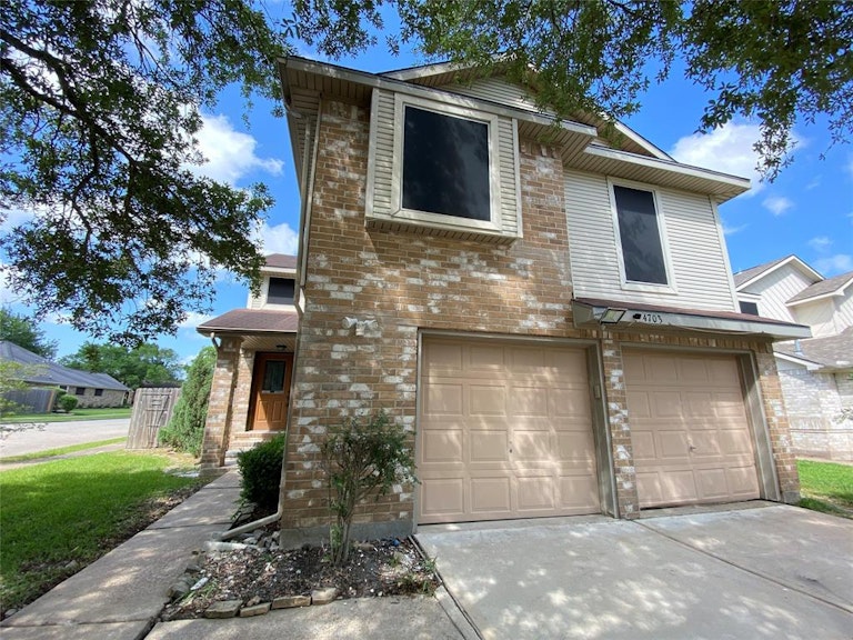 Photo 1 of 23 - 4703 Saint Lawrence Dr, Friendswood, TX 77546