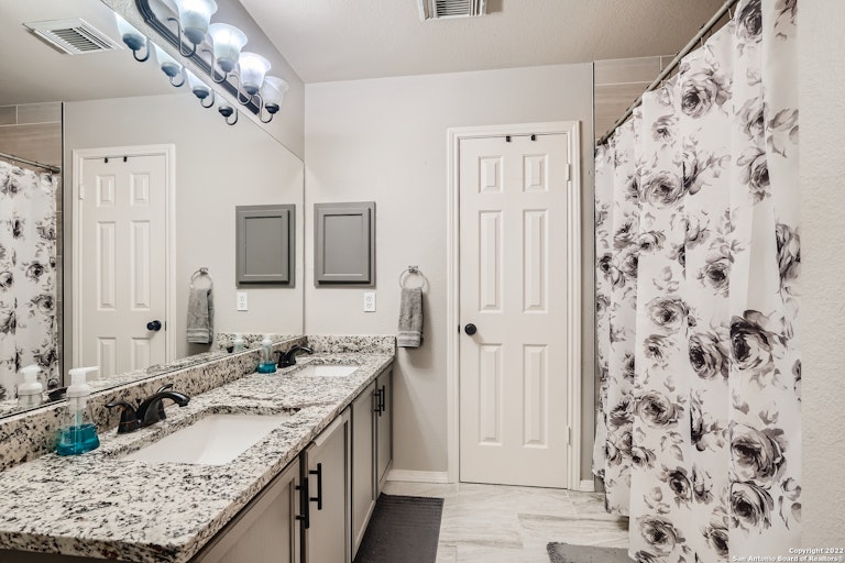 Photo 16 of 30 - 13855 Griffin Ridge Dr, San Antonio, TX 78247