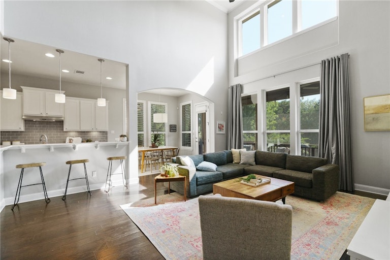 Photo 9 of 40 - 7005 Estana Ln, Austin, TX 78739