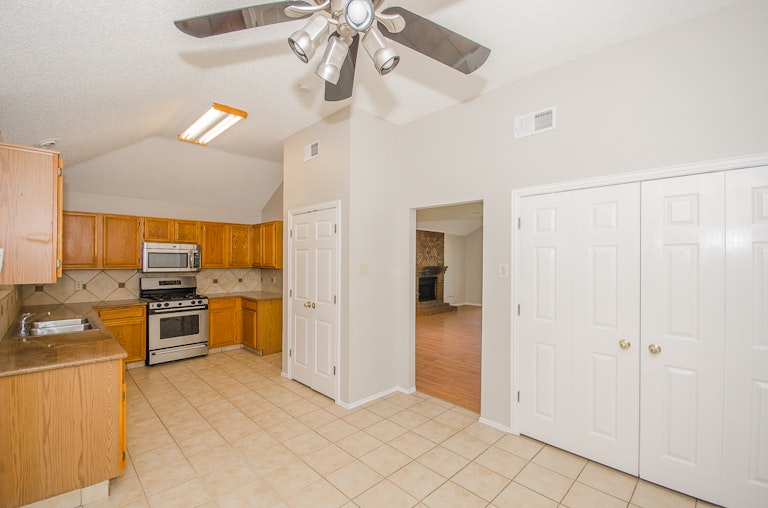 Photo 7 of 29 - 6205 Sasaki Way, Garland, TX 75043