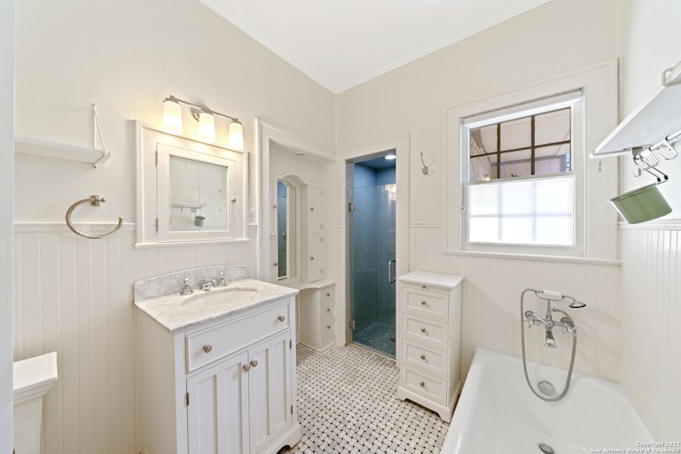 Photo 17 of 39 - 347 E Huisache Ave, San Antonio, TX 78212