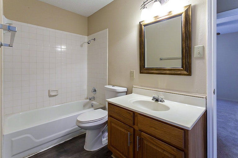 Photo 6 of 16 - 2838 Village Pkwy, San Antonio, TX 78251