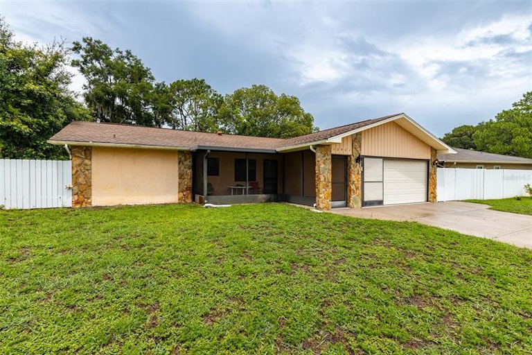 Photo 3 of 23 - 12921 Banyan St, Hudson, FL 34669